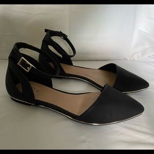 Flat shoes with pointed toes, lined with a golden rim.